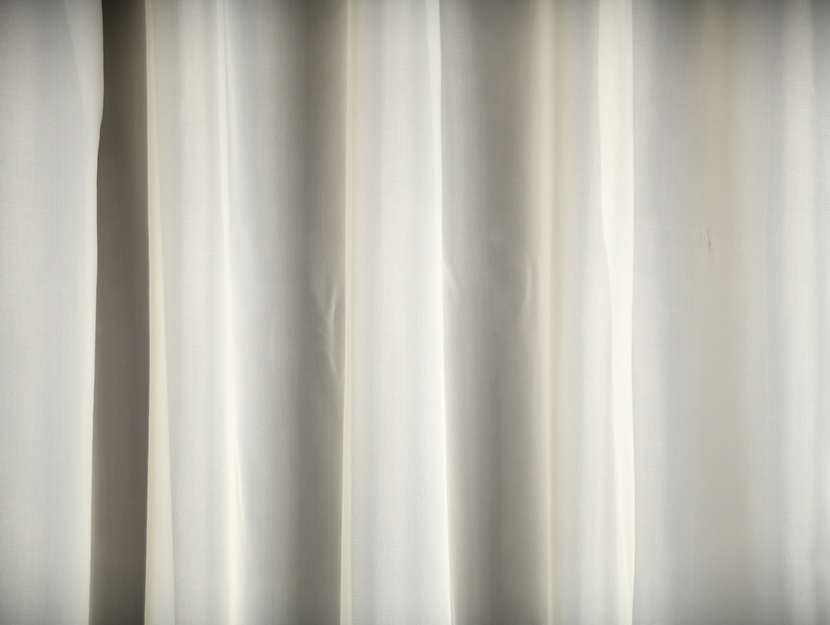 Weisse, durchscheinende Gardine mit Falten, Detailansicht. – Bild 1